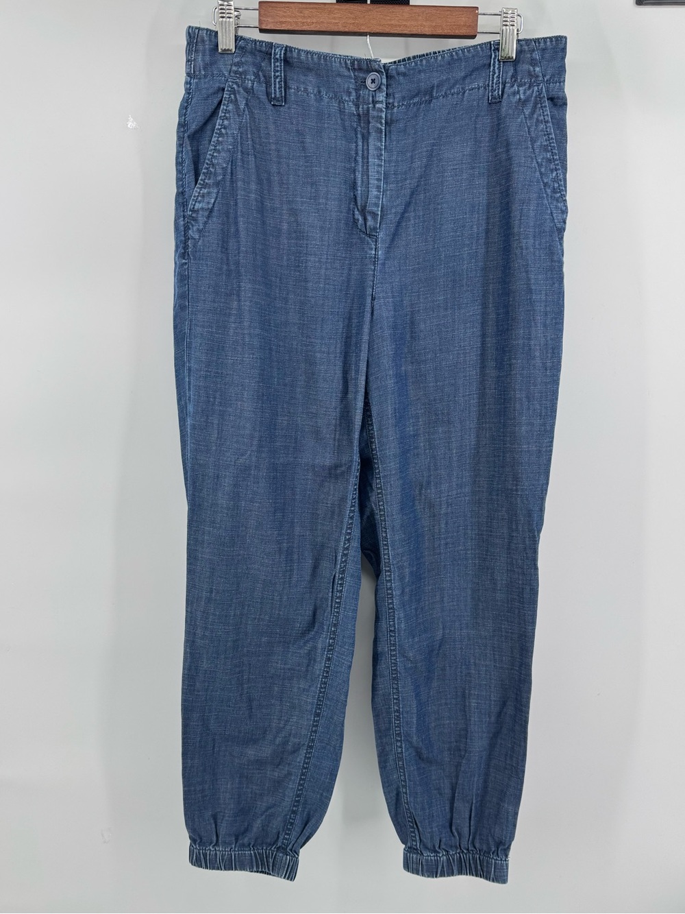 Talbots blue chambray joggers feature a comfortable elastic waist Women's Sz M